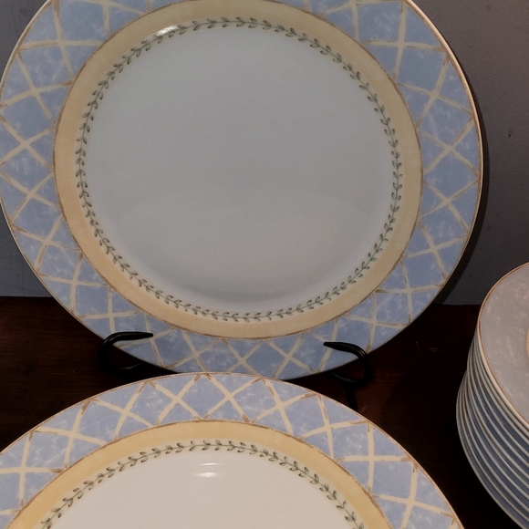 37 Heritage Mint Enchanted Garden China Dishes- great condition - Picture 4 of 7